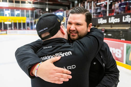 Nybros tränare Pontus Nyberg jublar