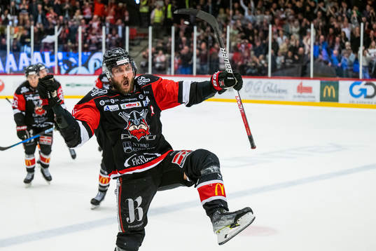 Nybros Eero Savilahti jublar
