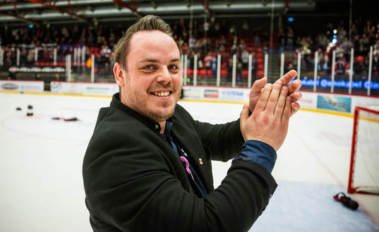 Nybros klubbdirektör Kim Ahlqvist jublar