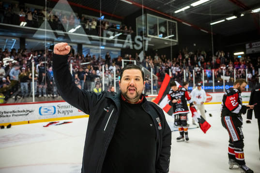 Nybros tränare Pontus Nyberg jublar