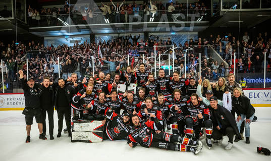 Nybros spelare och ledare jublar