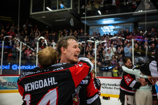 Nybros Robin Wengdahl och Viktor Bolin jublar