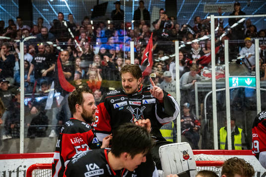 Nybros Niklas Dahlberg och målvakt Pontus Eltonius jublar