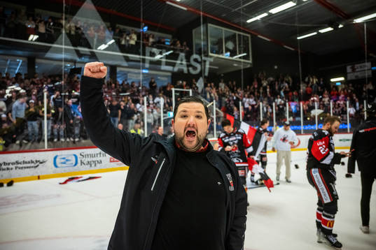 Nybros tränare Pontus Nyberg jublar