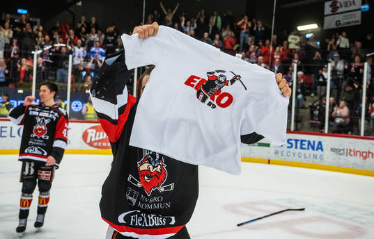 Nybros Juho Liuksiala med en tshirt med texten Eero nr9