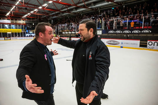 Nybros klubbdirektör Kim Ahlqvist jublar med Nybros