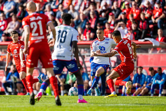 Mohamed Ofkir of Vålerenga and Japhet Sery Larsen of Brann