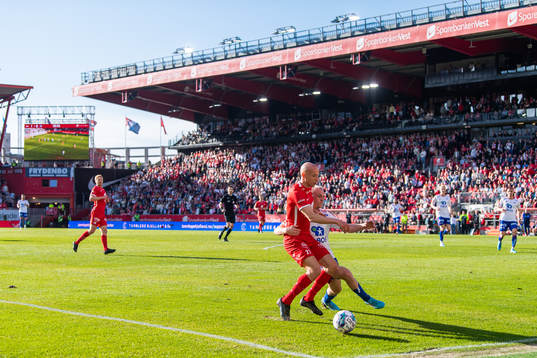 Ruben Kristiansen of Brann and Petter Strand of Vålerenga
