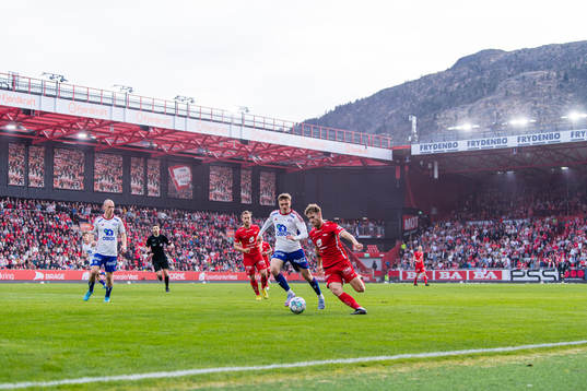 Daniel Håkans of Vålerenga and Ole Didrik Blomberg of