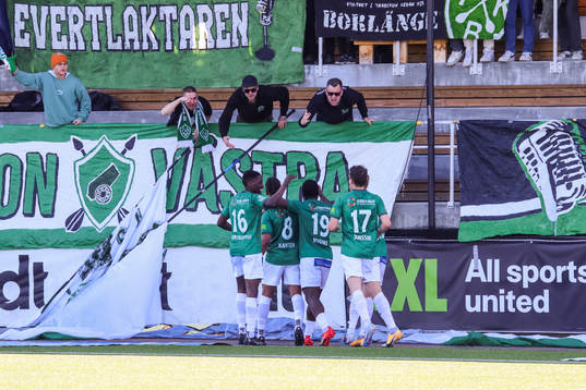 Brages Seth Hellberg jublar med lagkamrater