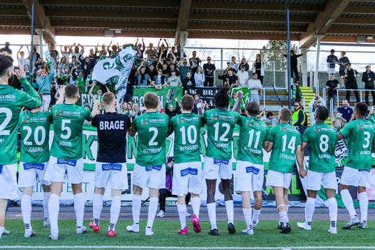 Brages spelare jublar framför supportrarna