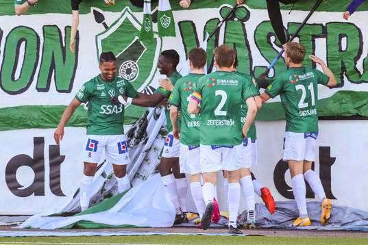 Brages Seth Hellberg jublar med lagkamrater