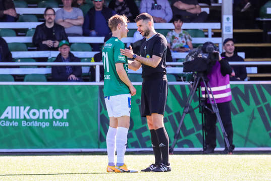 Brages Henry Sletsjøe diskuterar med domare Enzo Vesprini