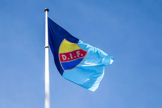 En flagga med Djurgårdens emblem