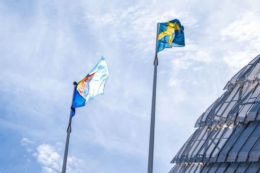 En flagga med Djurgårdens emblem utanför Tele2 Arena