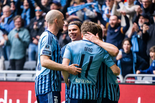 Djurgårdens Hampus Finndell jublar med lagkamrater