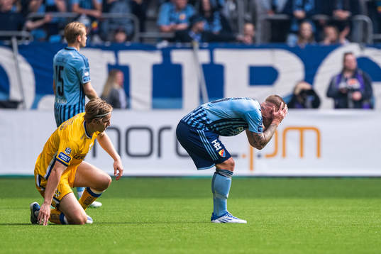 IFK Göteborgs Johan Bångsbo bredvid Djurgårdens Victor