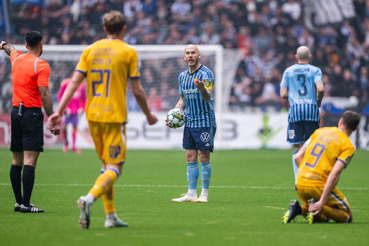 Djurgårdens Magnus Eriksson reagerar mot domare Mohammed