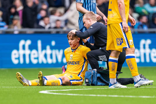 IFK Göteborgs Linus Carlstrand får vård
