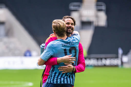 Djurgårdens målvakt Tommi Vaiho och Hampus Finndell jublar