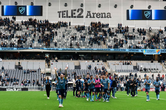 Djurgårdens Magnus Eriksson jublar med lagkamrater
