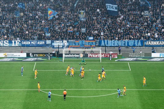 Djurgårdens Elias Andersson med målchans på IFK