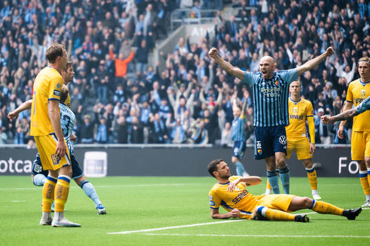 Djurgårdens Hampus Finndell och Marcus Danielson jublar