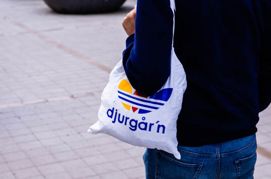 En axelväska med med texten Djurgården på