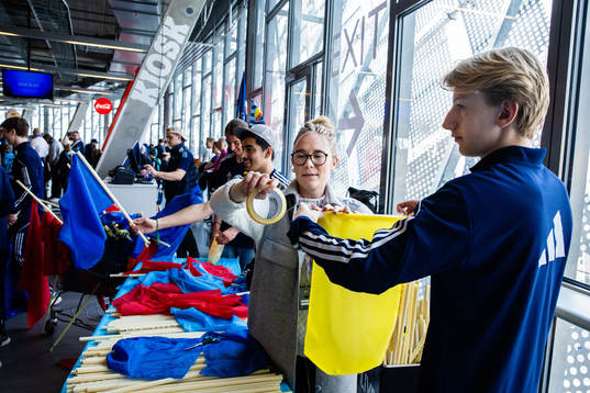 Flaggtillverkningen bakom Familjeläktaren fotbollsmatchen