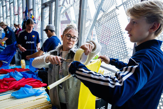 Flaggtillverkningen bakom Familjeläktaren