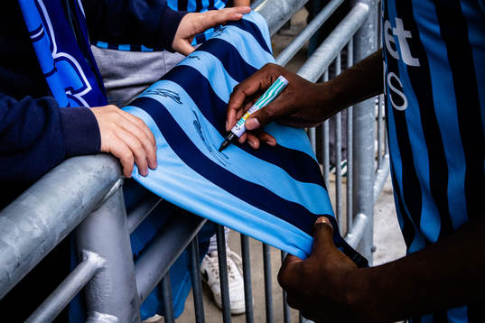 Djurgårdens Joel Asoro skriver autograf på matchtröja