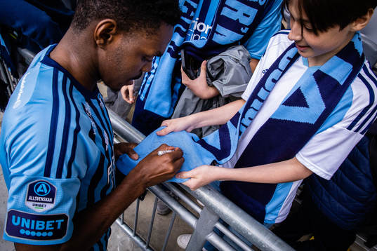 Djurgårdens Joel Asoro skriver autograf