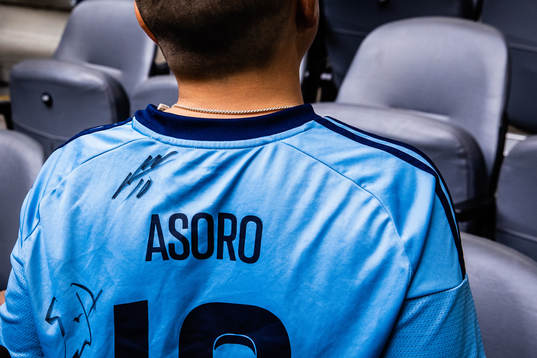 En autograf av Djurgårdens Joel Asoro på en matchtröja