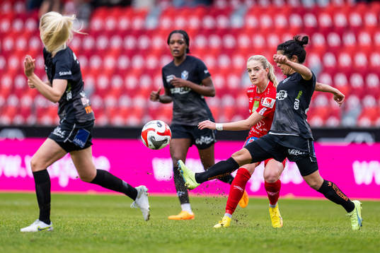 Örebros Regan Steigleder och Växjö DFFs Rosa Herreros