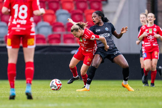 Örebros Katariina Kosola och Växjö DFFs Evelyn Ijeh