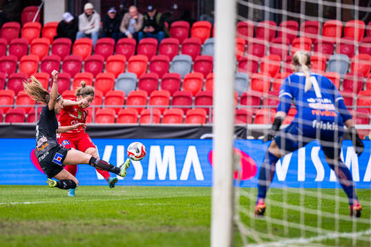Örebros Heidi Kollanen och Växjö DFFs Amanda Altheden