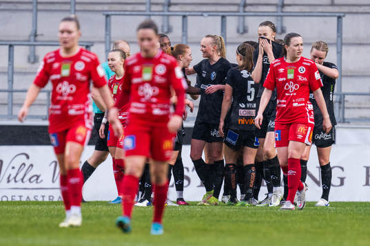 Växjö DFFs Juliette Mikaela Kemppi jublar med lagkamrater