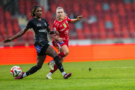 Örebros Emma Peuhkurinen och Växjö DFFs Evelyn Ijeh