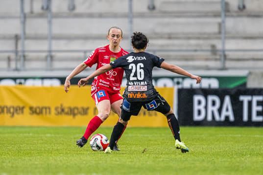 Örebros Michaela Kovacs och Växjö DFFs Rosa Herreros