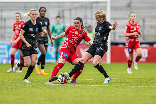 Örebros Emilia Pelgander och Växjö DFFs Alexandra