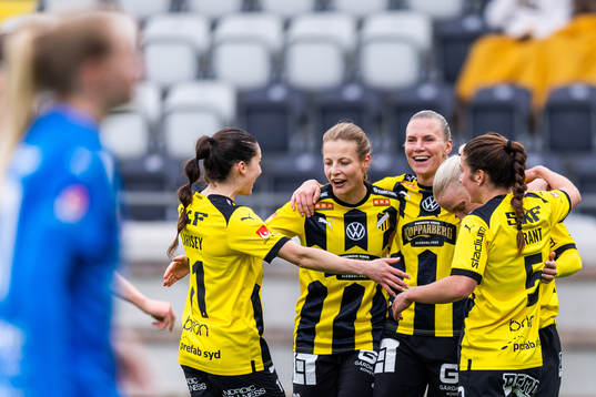 Häckens Josefine Rybrink jublar med lagkamrater