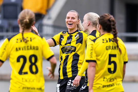 Häckens Josefine Rybrink jublar med lagkamrater