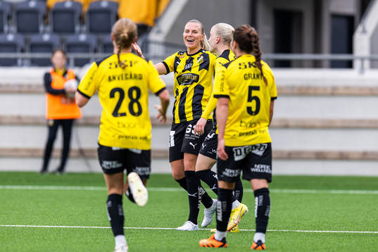 Häckens Josefine Rybrink jublar med lagkamrater