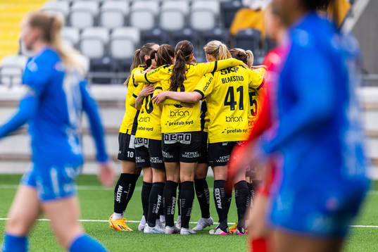 Häckens Josefine Rybrink jublar med lagkamrater