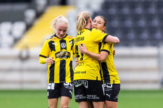 Häckens Julie Blakstad jublar med målskytten till 2-0