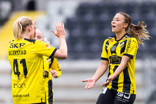 Häckens Julie Blakstad jublar med målskytten till 2-0