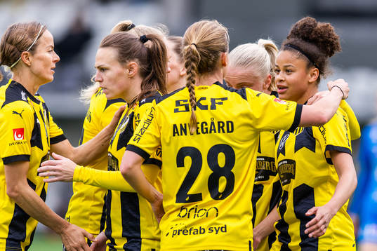 Häckens Felicia Schröder jublar med lagkamrater
