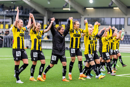 Häckens spelare jublar