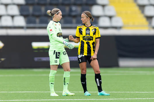 Häckens målvakt Jennifer Falk och Aivi Luik