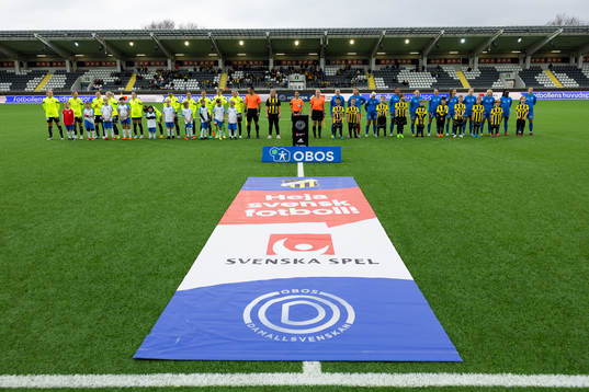 Lagen på line up innan fotbollsmatchen i Damallsvenskan